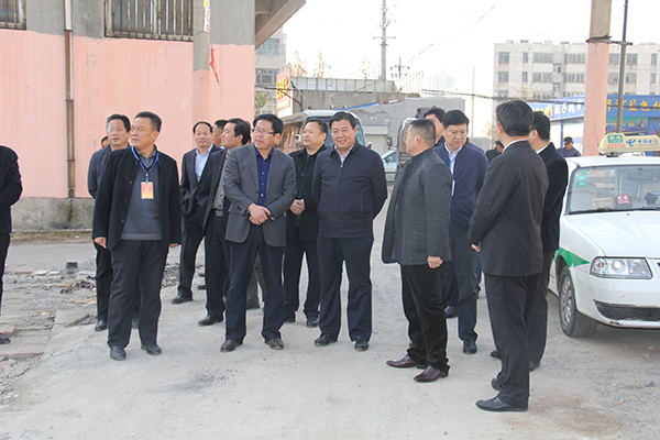 区人大常委会党组书记、主任高永胜在董花园社区拆迁现场.JPG
